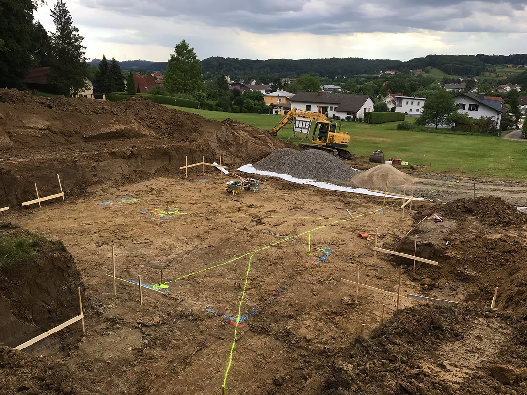 Erdbewegung mit Bagger auf Baustelle